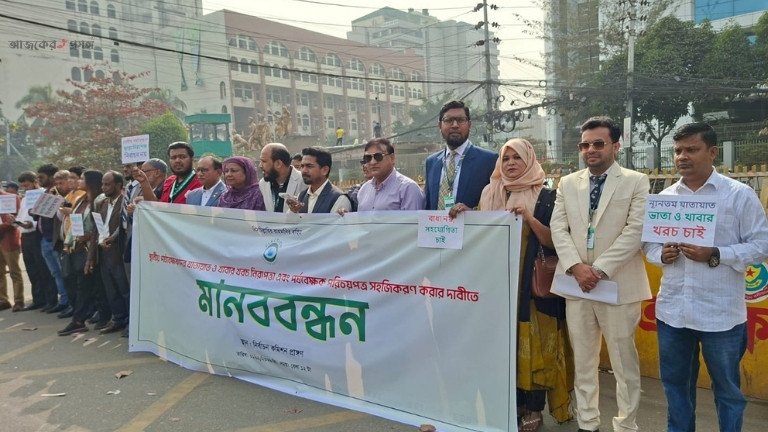 নির্বাচন পর্যবেক্ষকদের ৩ দফা দাবিতে নির্বাচন কমিশনে মানববন্ধন, সিইসি বরাবর স্মারকলিপি