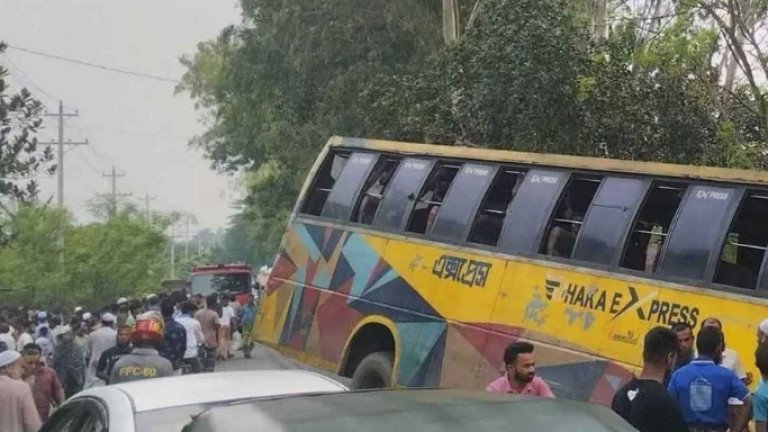 সিরাজগঞ্জে ঢাকাগামী বাসের চাপায় অটোভ্যানের ৩ যাত্রী নিহত, আহত ১